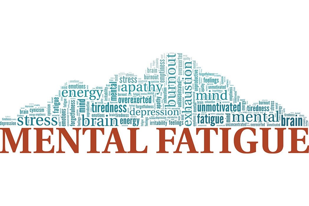 Ön planda büyük harflerle 'MENTAL FATIGUE' yazısı ve arka planda stres, tükenmişlik ve yorgunluk ile ilgili İngilizce kelimelerden oluşan kelime bulutu grafiği.