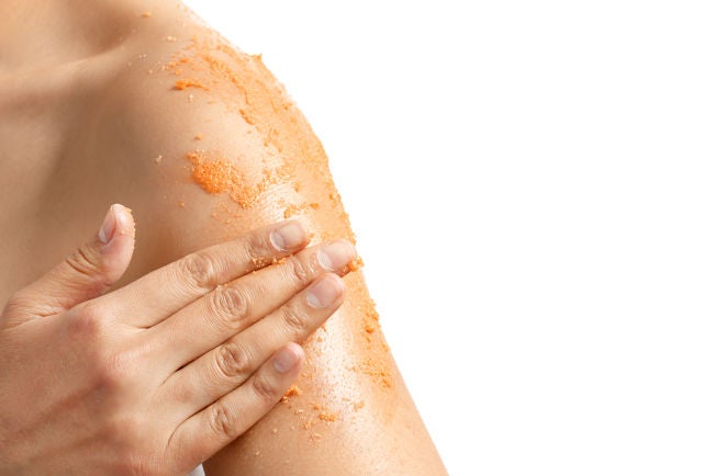 Omuz bölgesine uygulanan doğal vücut ovması ve peeling dokusu