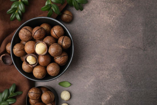 üzerinde lezzetli macadamia fındıkları ve yeşil dallar