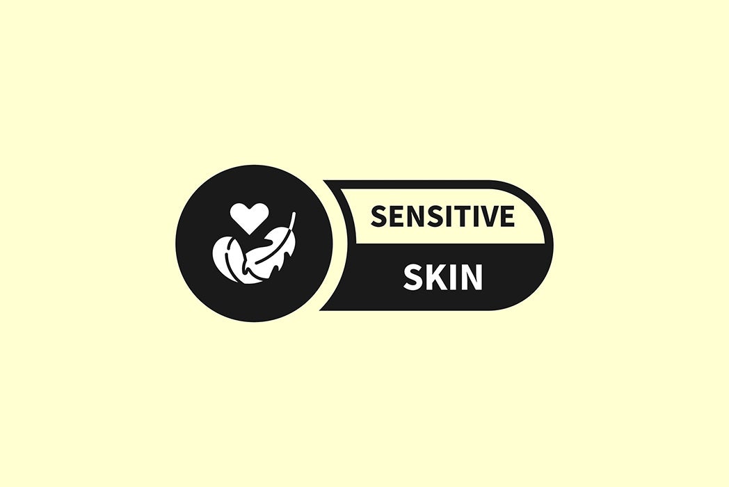 Kuş tüyü ve kalp simgesi içeren, İngilizce 'Sensitive Skin' (Hassas Cilt) yazılı piktogram etiketi.