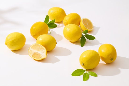 birkaç taze sarı limon düz yatay