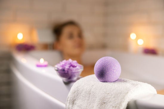 evde spa, küvette rahatlayan kadın, mum