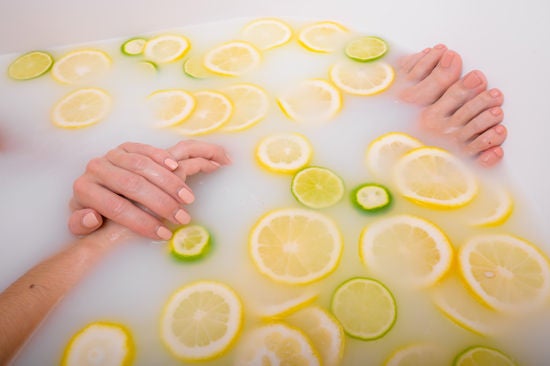 yüzü görünmeyen güzel genç kadın banyo yapıyor