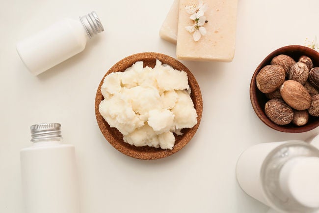 Kasede organik shea yağı, shea fındığı ve kozmetik şişeleri üstten görünüm